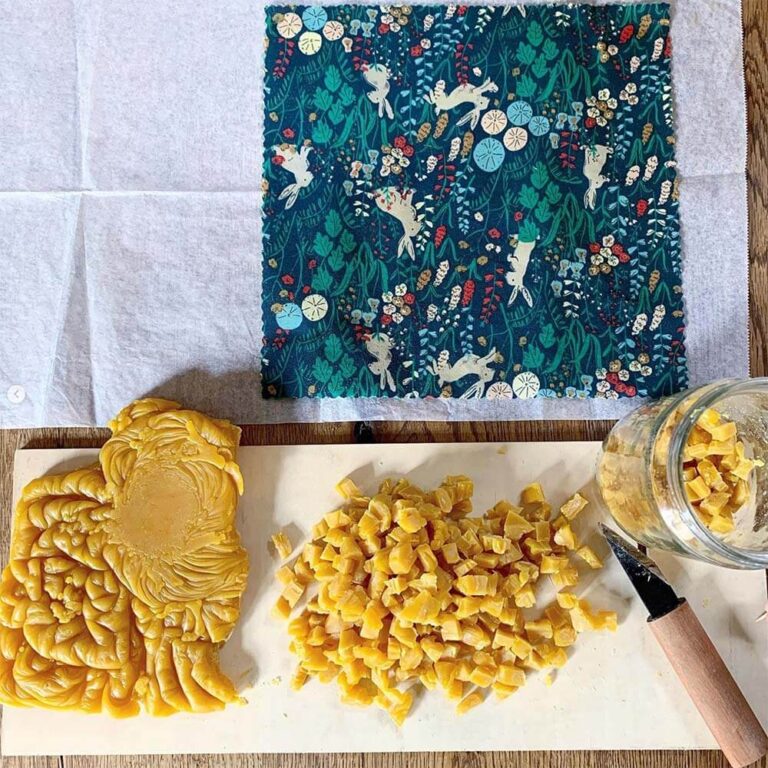 ラップに使うミツロウを切り刻んでいる様子