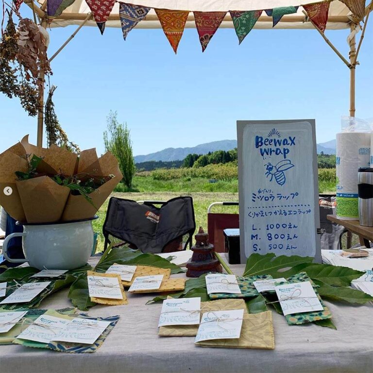 青空の下にオープンしているミツロウラップのお店のディスプレイ