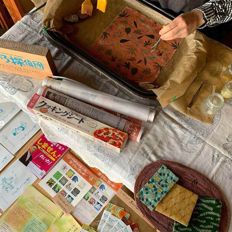 ミツロウラップを作っている様子