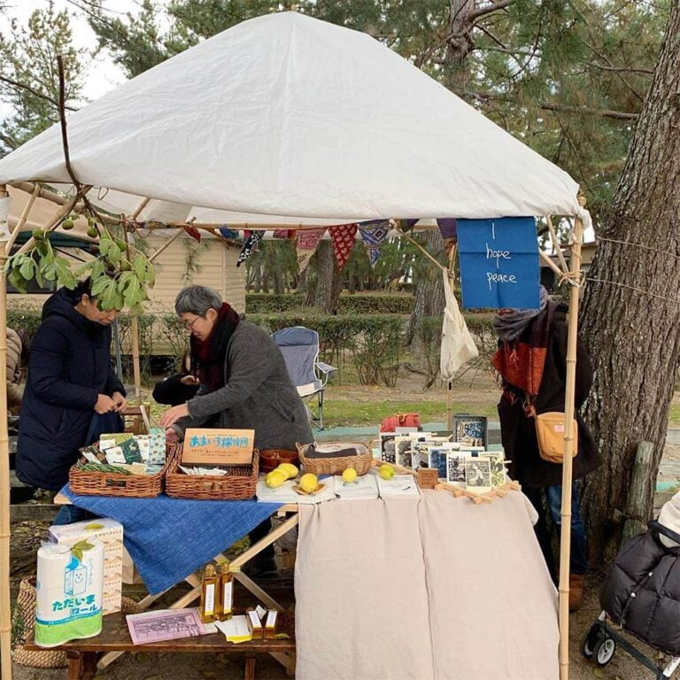 外でオープンしているミツロウラップのお店